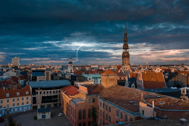 Pôr do sol mágico e tempestuoso sobre a cidade velha de Riga - a capital da Letônia. Nuvens de Stormu se formando no céu. Linda Riga ao pôr do sol.