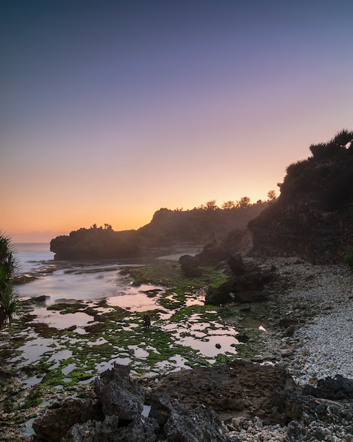 Pôr do sol mágico na praia de Bluluk ou Mbluluk. Nova praia explorada perto de Gunungkidul