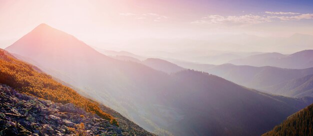 Pôr do sol mágico nas montanhas da ucrânia