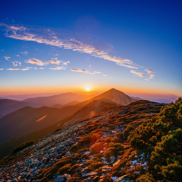 Pôr do sol mágico nas montanhas