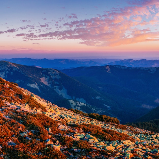 Pôr do sol mágico nas montanhas