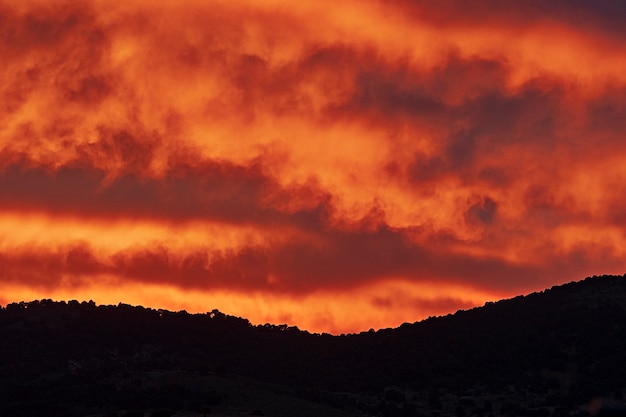 Foto pôr do sol majestoso na paisagem das montanhas