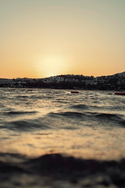 Pôr do sol mar com vista para a montanha