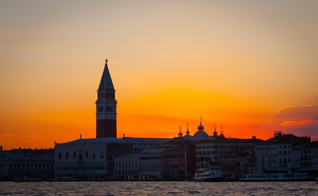 Pôr do sol maravilhoso com céu limpo para copyspace em Veneza, Itália