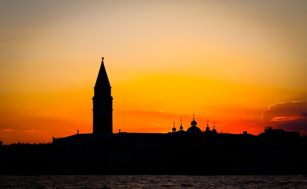 Pôr do sol maravilhoso com céu limpo para copyspace em Veneza, Itália