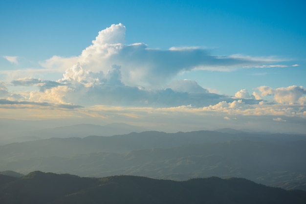 Pôr do sol, montanhas e belas nuvens em Doi Chang, Mae Fah Luang Village, Chiang Rai, Tailândia