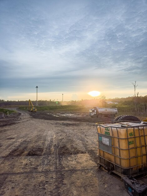 Foto pôr-do-sol na área de mineração