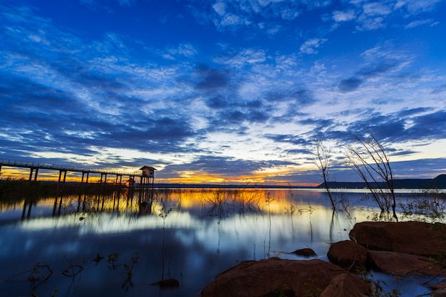 Foto pôr do sol na barragem de lum chae, nakhon ratchasima, tailândia