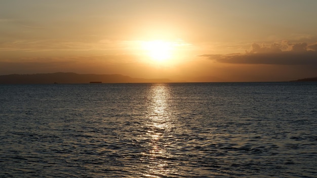 Pôr do sol na beira da praia de lasiwa