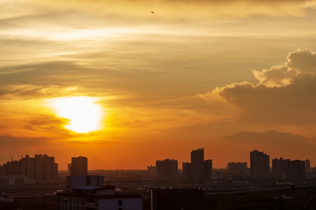 Pôr do sol na cidade de bangkok com o edifício