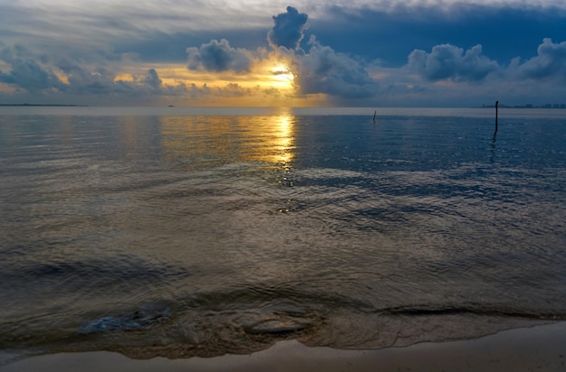 Pôr do sol na cidade do mar do Caribe de Cancun México
