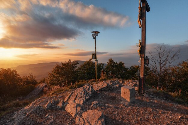 Foto pôr-do-sol na colina simonka, em slanske vrchy