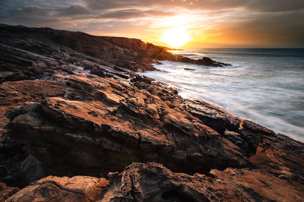 Pôr do sol na costa basca sob a montanha Jaizkibel em Hondarribia, País Basco.