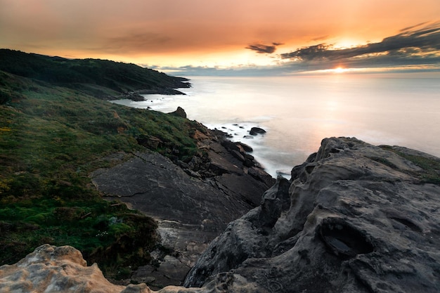 Pôr do sol na costa basca sob a montanha Jaizkibel em Hondarribia País Basco