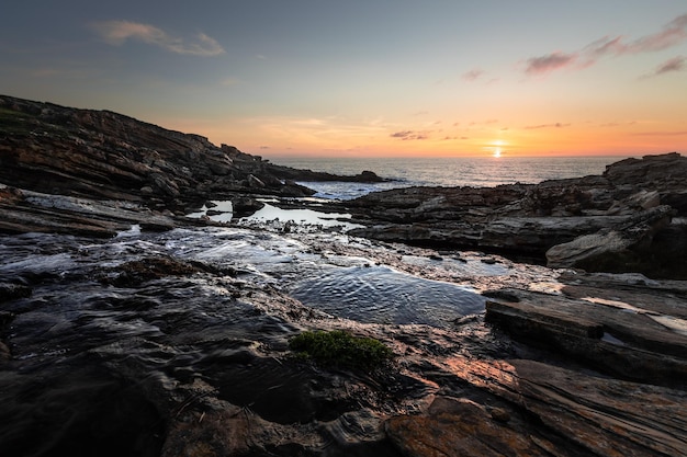 Foto pôr do sol na costa basca sob a montanha jaizkibel em hondarribia país basco