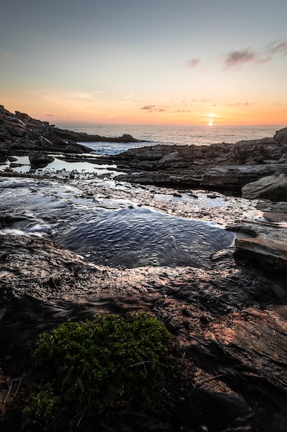 Foto pôr do sol na costa basca sob a montanha jaizkibel em hondarribia país basco