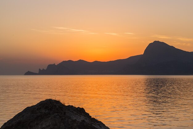 Pôr do sol na costa do Mar Negro perto de Sudak