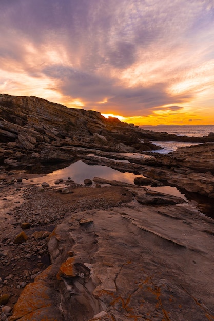 Pôr do sol na costa do Monte Jaizkibel na cidade de Fuenterrabia País Basco