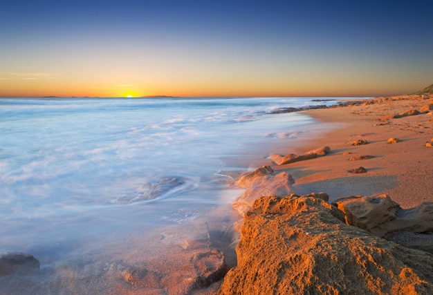 Pôr do sol na costa rochosa de Castelsardo