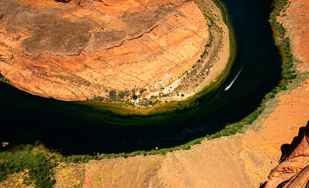 Pôr do sol na curva da ferradura do desfiladeiro pelo grand canyon no conceito ao ar livre de aventura de viagem ao pôr do sol