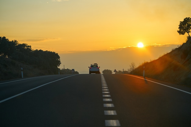 Foto pôr do sol na estrada com céu dourado