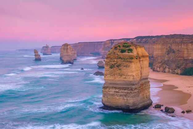 Pôr do sol na Great Ocean Road dos Doze Apóstolos em Victoria, Austrália