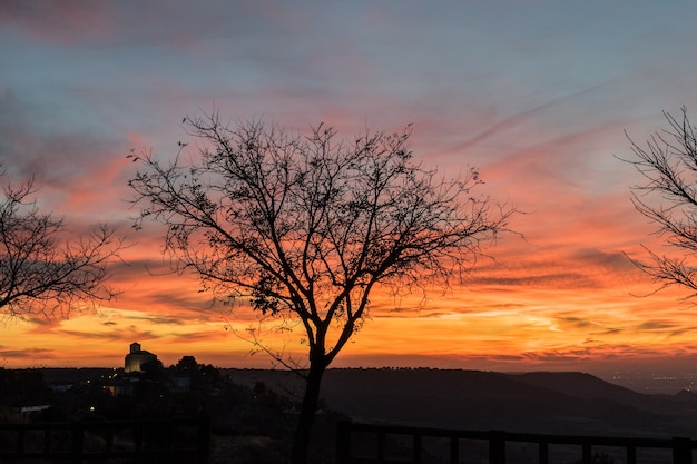 Pôr do sol na hora de ouro na área rural