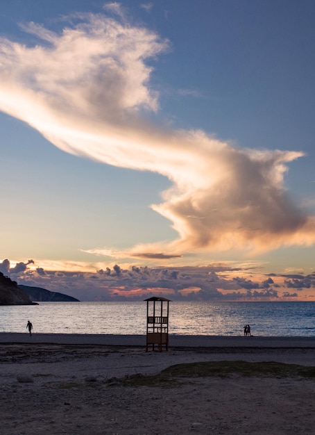 Pôr do sol na ilha de Cefalônia no mar Jônico na Grécia