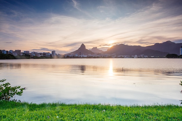 Pôr do sol na Lagoa Rodrigo de Freitas no Rio de Janeiro Brasil