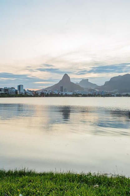 Pôr do sol na Lagoa Rodrigo de Freitas no Rio de Janeiro Brasil