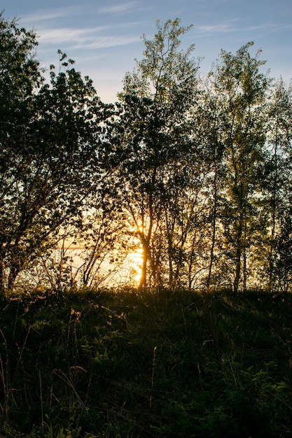 Pôr do sol na margem alta do rio Volga