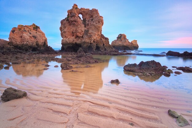 Pôr do sol na montanha para a praia do mar. portugal algarve.