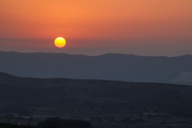 Pôr do sol na montanha, pôr do sol atrás da montanha.