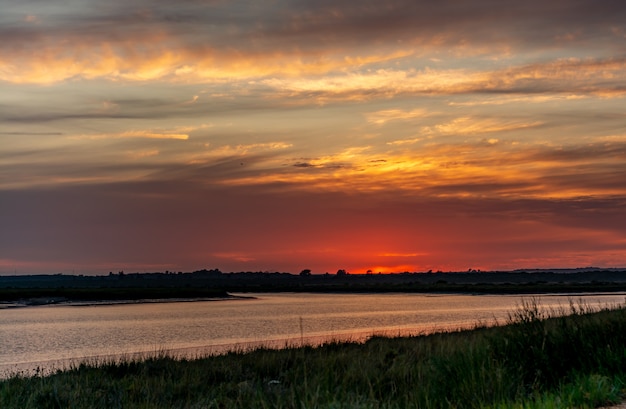 Pôr do sol na natureza da água