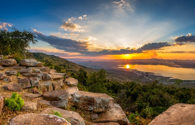 Pôr do sol na paisagem de montanha