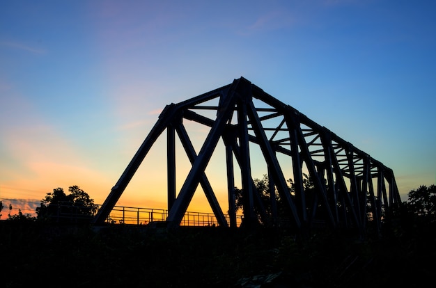 Pôr do sol na ponte ferroviária.