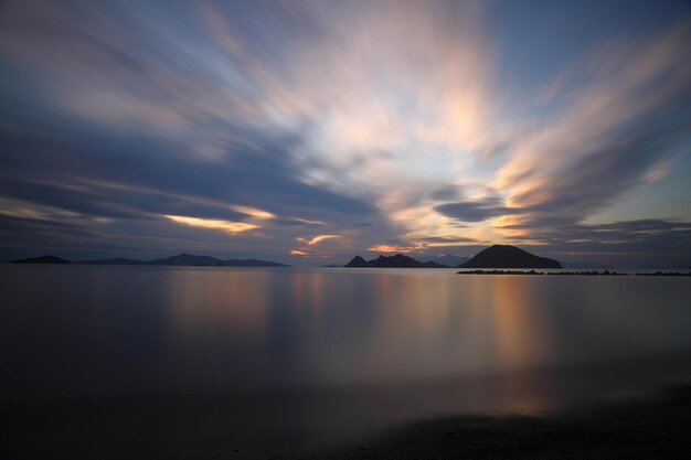 Pôr-do-sol na praia Cidade costeira de Turgutreis e pôr-dos-sol espetaculares Foco seletivo Exposição longa Tiro cena de tranquilidade