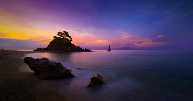 Pôr do sol na praia com algumas pedras