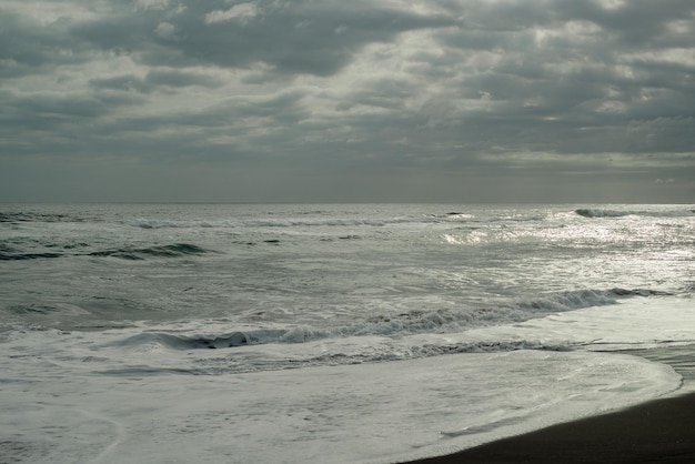 Pôr do sol na praia com céu nublado. Costa do Pacífico mexicano.