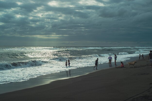 Pôr do sol na praia com céu nublado. Costa do Pacífico mexicano.