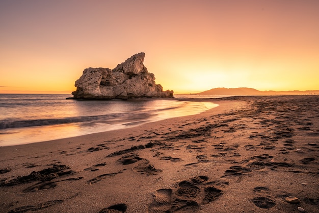 Por do sol na praia da rocha do corvo, Málaga, Espanha.