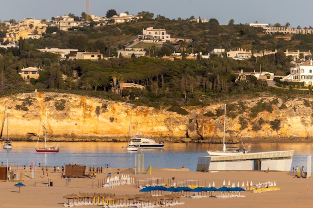 Pôr do sol na praia da Rocha na cidade de Portimão