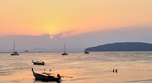 Pôr do sol na praia de Ao Nang Krabi