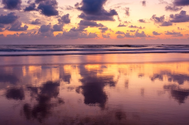 Pôr do sol na praia de Baga Goa