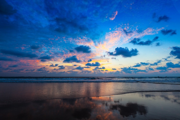 Pôr do sol na praia de Baga. Goa