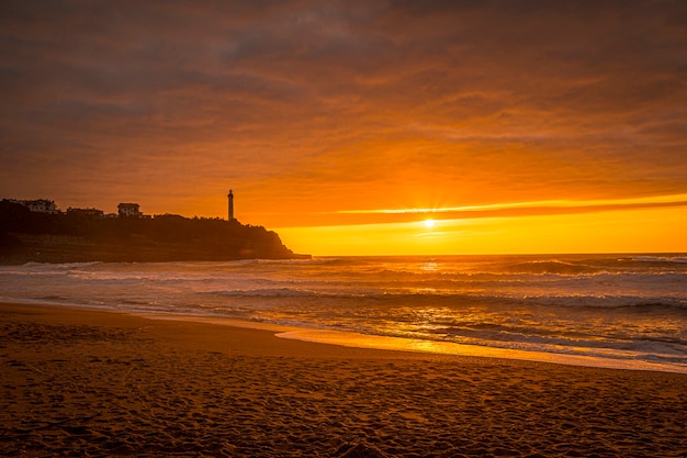 Foto pôr do sol na praia de biarritz chamada praia da pequena casa do amor