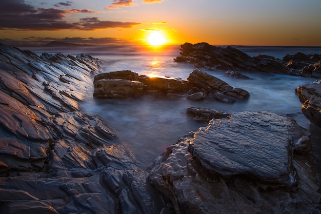 Pôr do sol na praia de Bidart ao lado de Biarritz, País Basco.