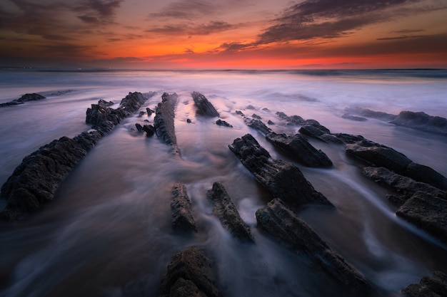 Pôr do sol na praia de Bidart ao lado de Biarritz, País Basco.