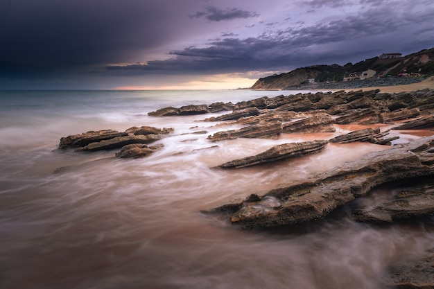 Pôr do sol na praia de bidart, país basco.