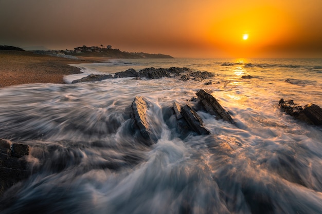 Pôr do sol na praia de Bidart próximo a Biarritz, País Basco.